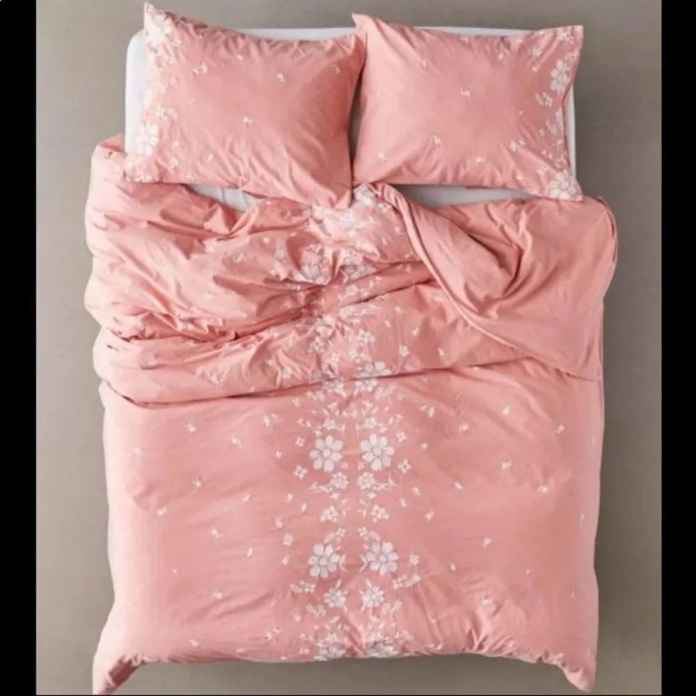New Urban Outfitters Samantha Embroidered Floral Duvet Cover King.